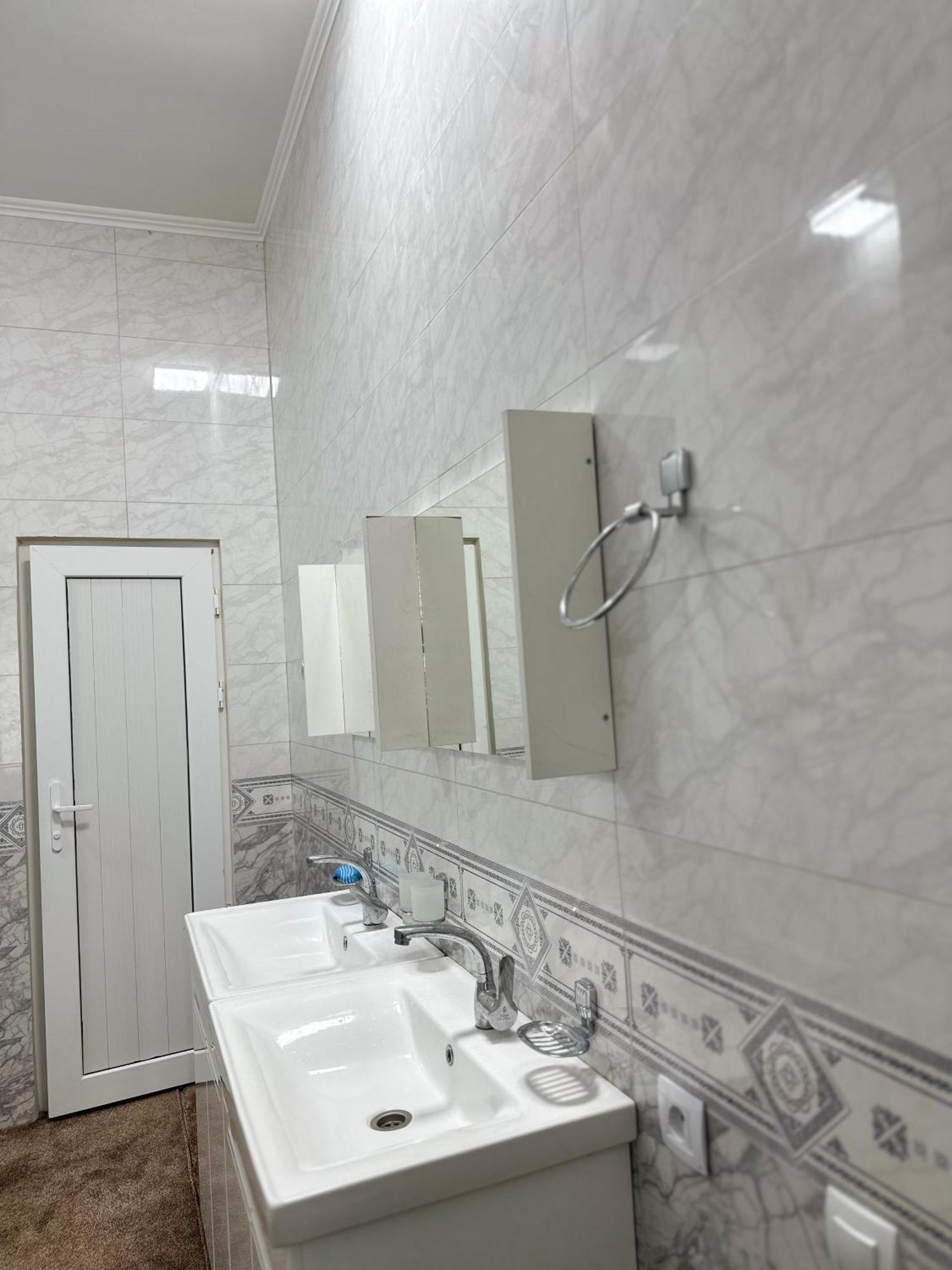 Sunny Hostel Osh Bagian luar foto