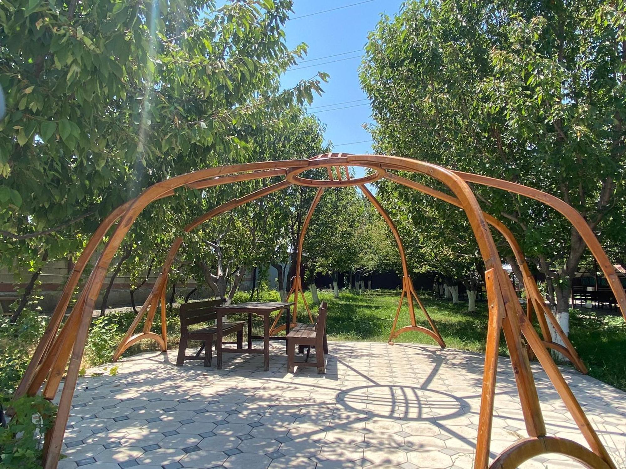 Sunny Hostel Osh Bagian luar foto